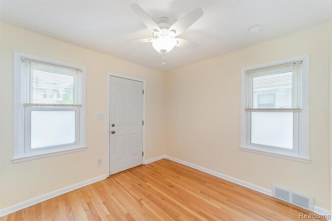 Building Photo - 305 E Granet Ave