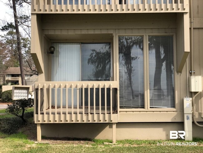 Building Photo - 1009 Sea Cliff Dr N