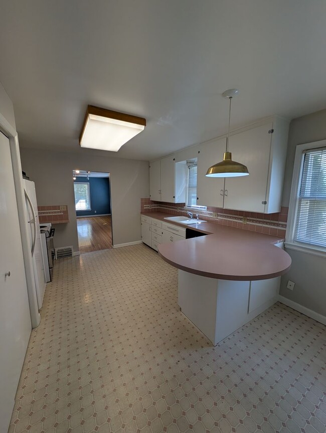 Building Photo - 547 S 11th Ave