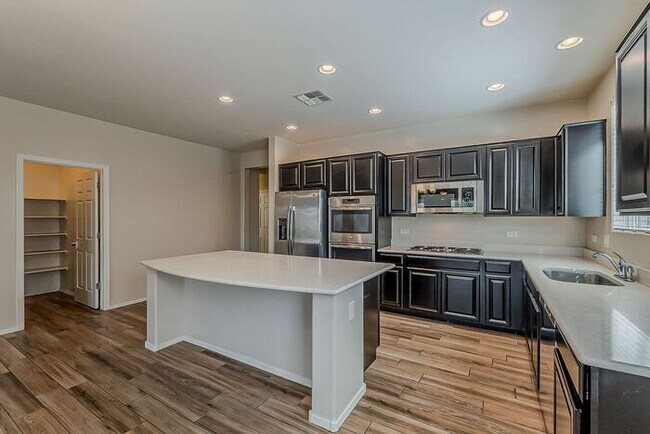 Building Photo - Modern 4 Bed Tucson Rental with Spacious K...