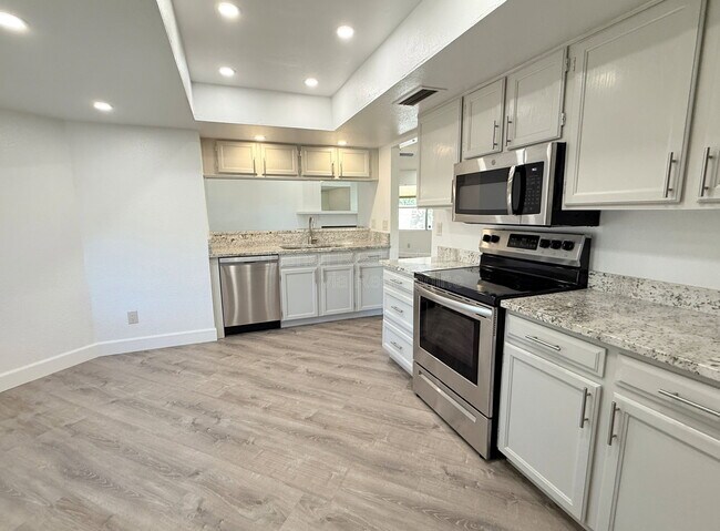 Building Photo - 4536 E Cheyenne Dr