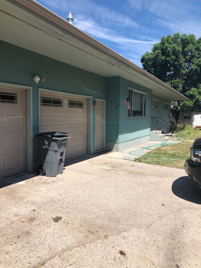 Building Photo - 3 Bed 2 Bath Single Family Home with Additional Space in Basement!