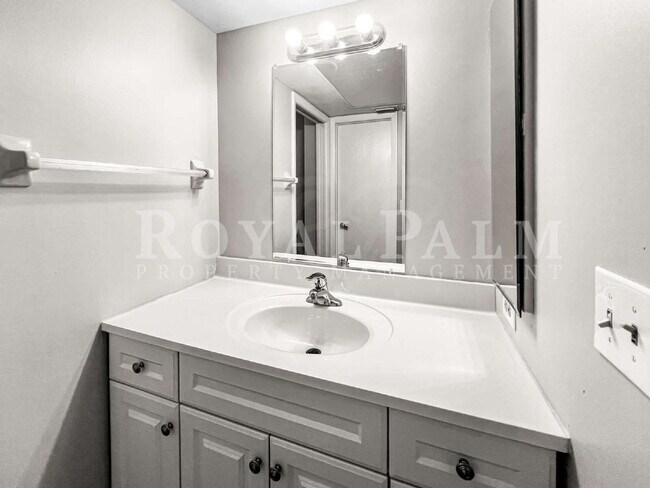 Building Photo - 4530 SW 10th Ave