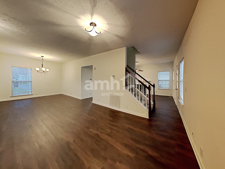 Building Photo - 2805 River Bend Dr