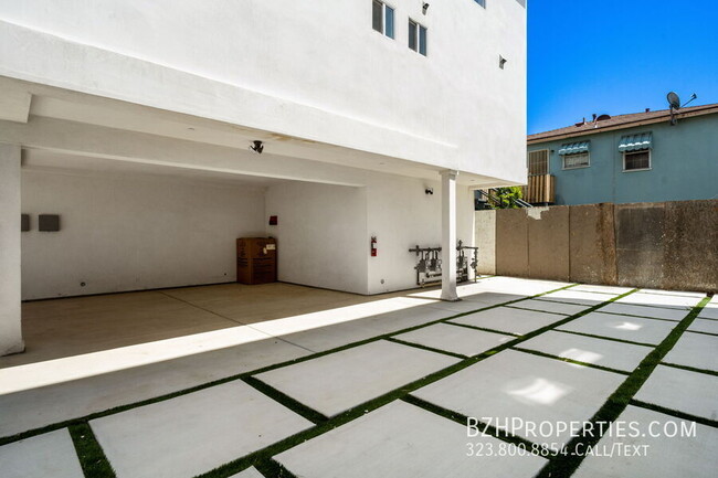 Building Photo - Beautiful Modern Duplex in the heart of No...