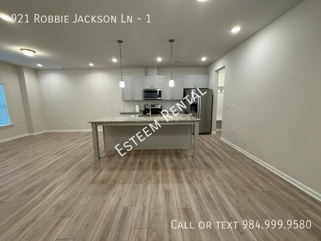 Building Photo - 921 Robbie Jackson Ln