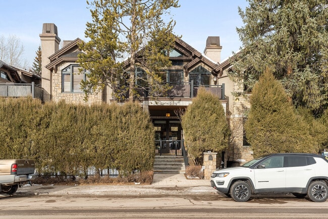 Building Photo - 704 E Cooper Ave