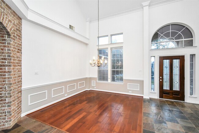 Building Photo - 10 E Artist Grove Cir