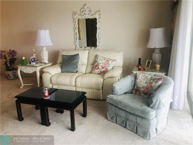 Building Photo - 1523 E Hillsboro Blvd