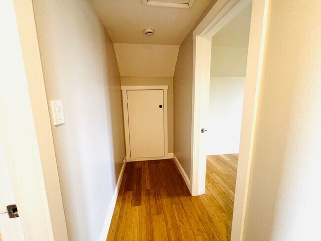 Building Photo - Beautiful 2 bedroom, + office/bonus room i...