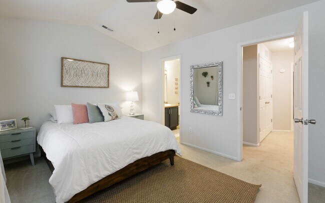 Building Photo - 7860 Sandy Springs Point