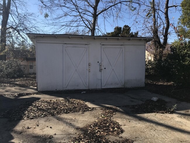 Building Photo - 2801 Woodlawn Ave