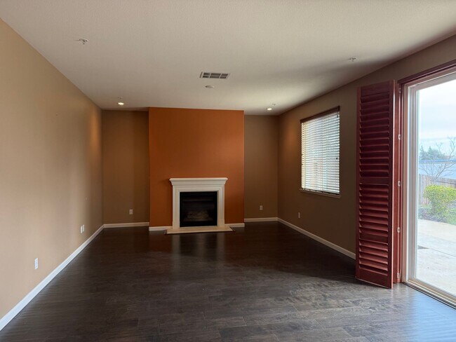 Building Photo - Private Cul-de-Sac Home in Gated Roseville Community with Views