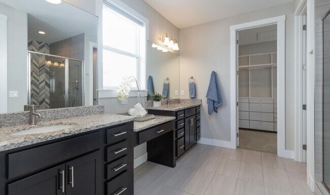 Building Photo - Gorgeous & Large 3 Bedroom 2 Bath Home wit...