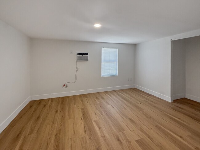 Building Photo - 204 2nd St
