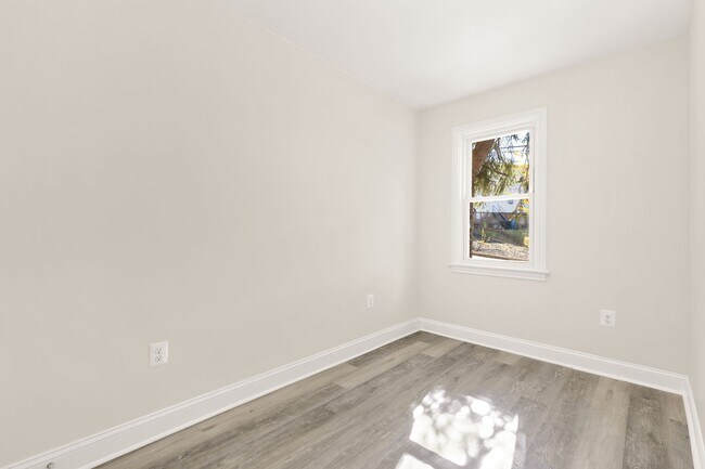 Building Photo - Newly Renovated 3BR/1BA - WASHEY/DRYER - I...