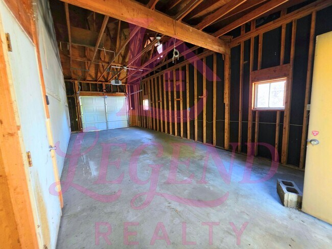 Building Photo - Charming 3-Bedroom with Huge Yard & Covere...