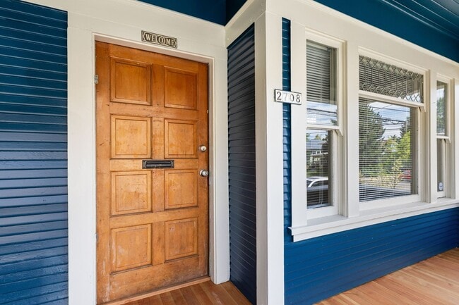 Building Photo - Spacious 3 bedroom, 1 Bath House in Inner SE Portland - Everything Right at Your Doorstep!
