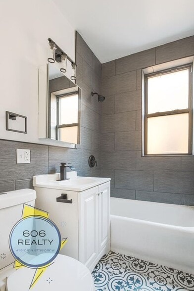 Building Photo - 1030 E Hyde Park Blvd