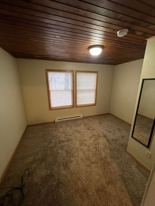 Building Photo - Very Spacious 4 Bedroom 2 1/2 Bath House Close to Campus!