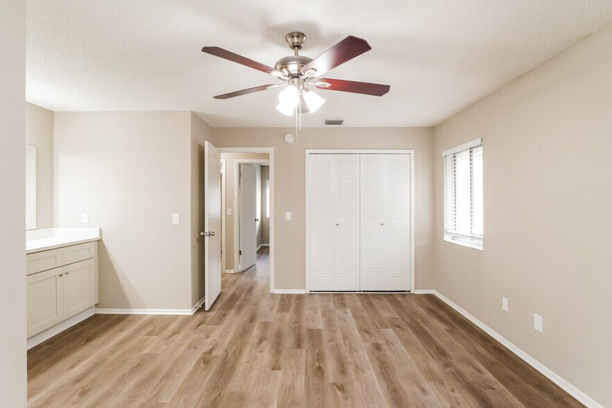 Building Photo - 1304 Sterling Oaks Dr