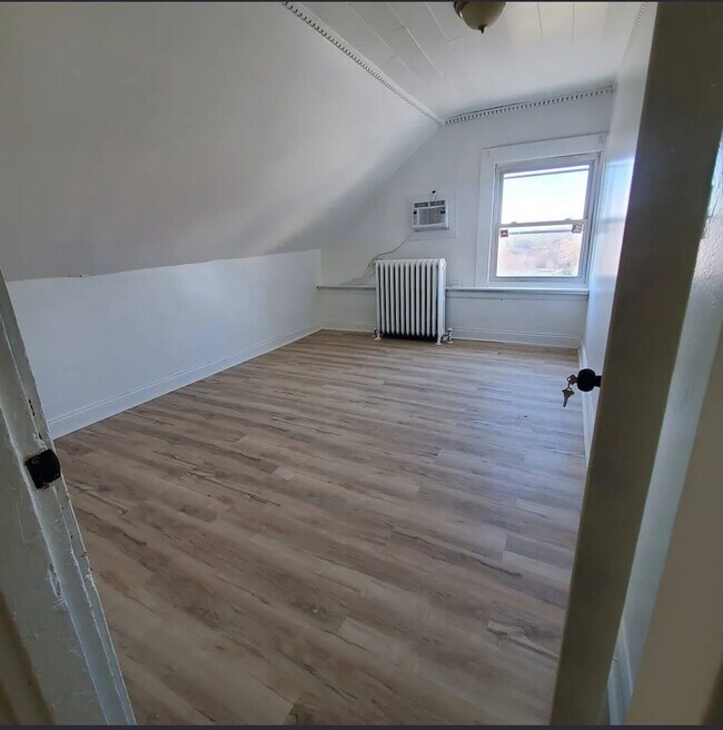 Building Photo - 3442 Larona Ave