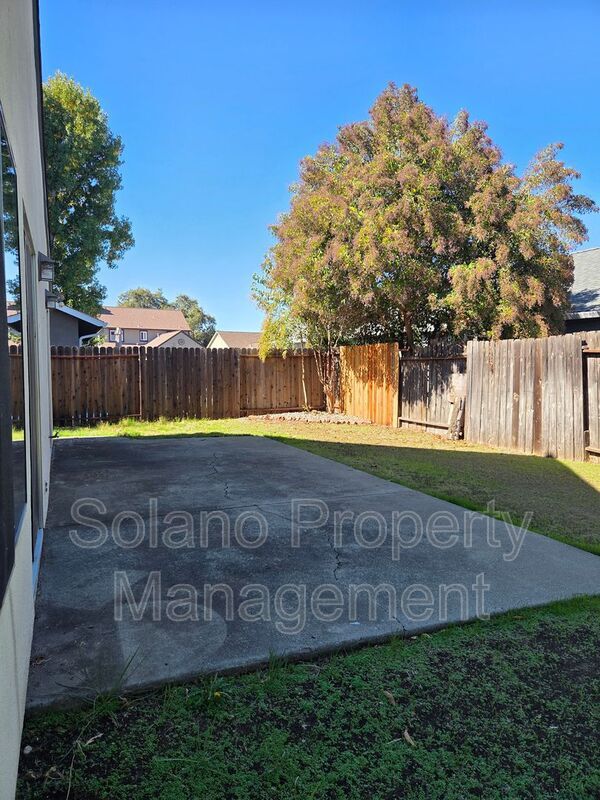 Building Photo - 203 Catalpa Ln