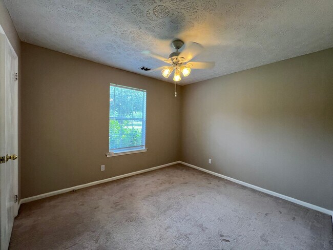 Building Photo - 3 bedroom 2 bath in Goshen Hills