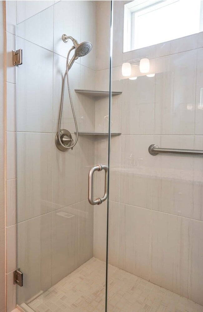 Building Photo - Elegant and Pristine Post Falls Home