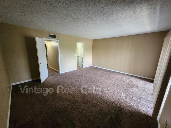 Building Photo - 9209 Tudor Dr
