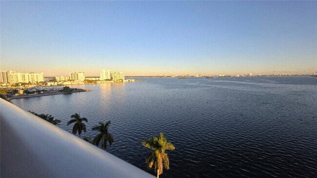 Building Photo - 1625 Kennedy Cswy