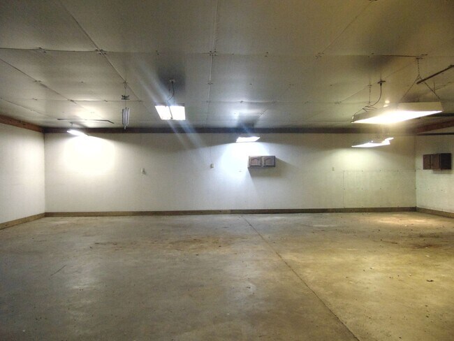 Building Photo - Fayette Family Farm House!