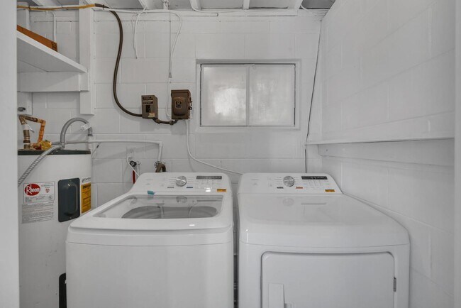 Building Photo - 833 Pinedale Ave