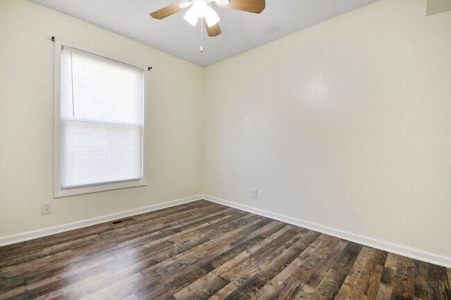 Building Photo - Updated Three Bedroom!