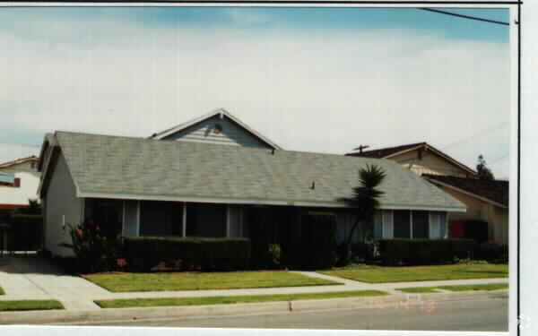 Building Photo - 9422 Valley View