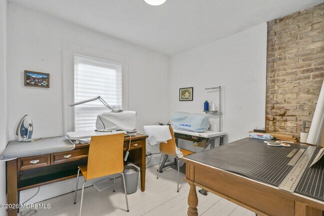 Building Photo - 610 1st Ave