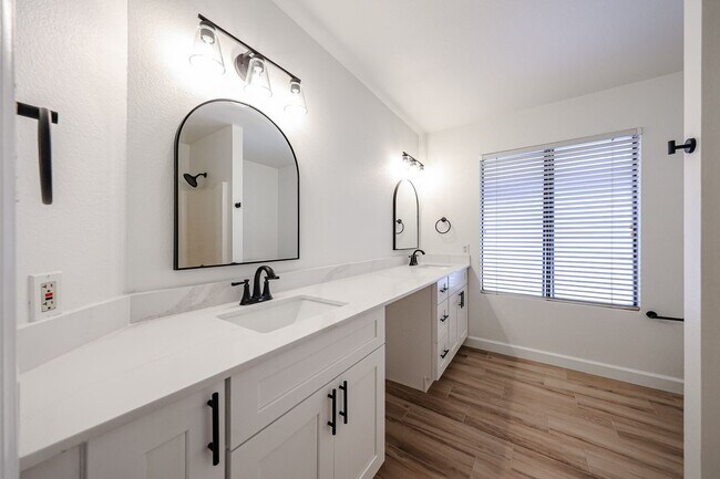 Building Photo - Beautifully renovated 3 bedroom 2 bathroom...