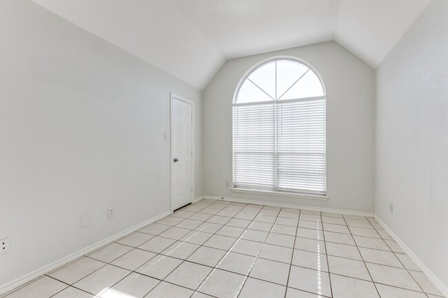 Building Photo - Dynamite Duplex in Arlington - Great Space!