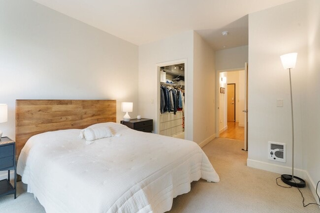 Building Photo - 2 Bed, 2 Bath Bright & Modern Condo in the Pearl District - Now Available!