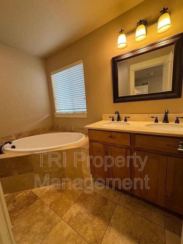 Building Photo - 4249 Woodlake Ln