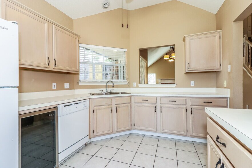 Building Photo - 941 Azalia Dr