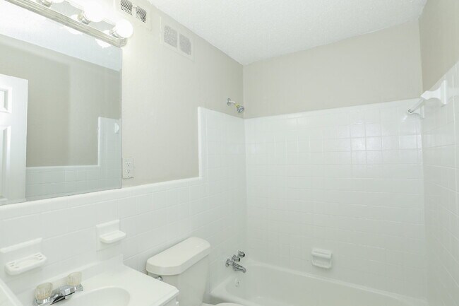 Building Photo - All-Electric 2BR/1.5BA Gem in Prime Campbellton Rd Location