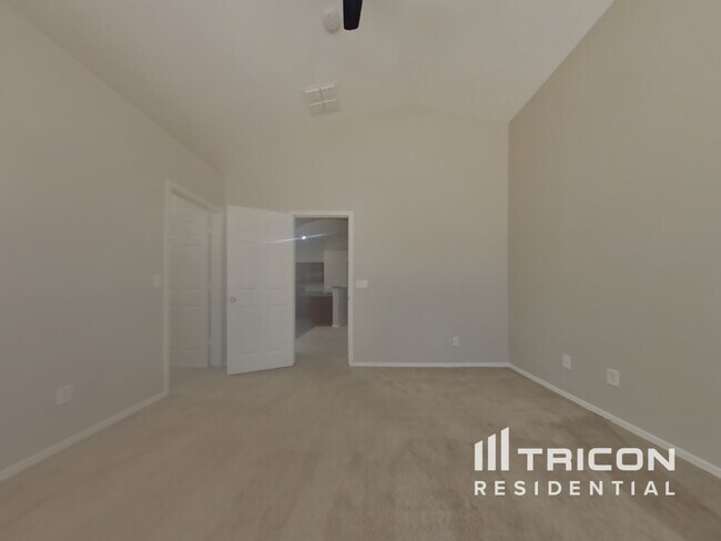 Building Photo - 13712 W Solano Dr
