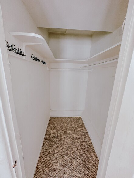 Walk in closet - 835 Westmount Dr