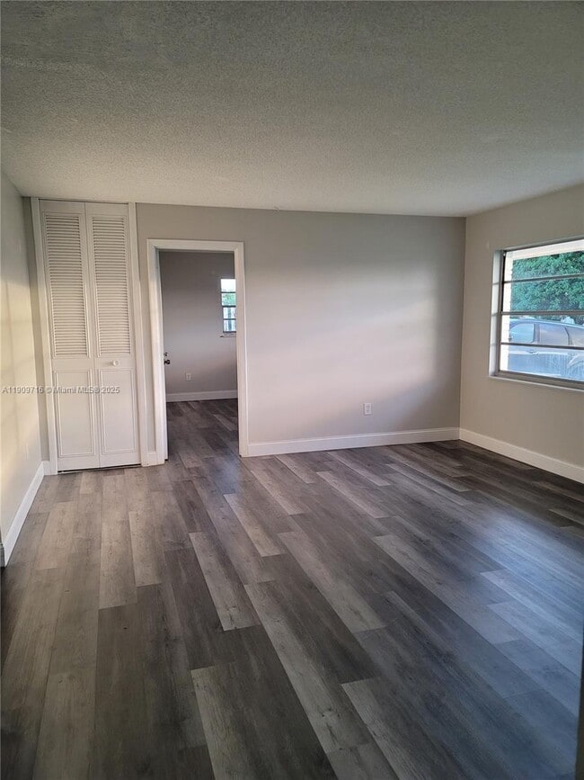 Building Photo - 622 Plymouth St