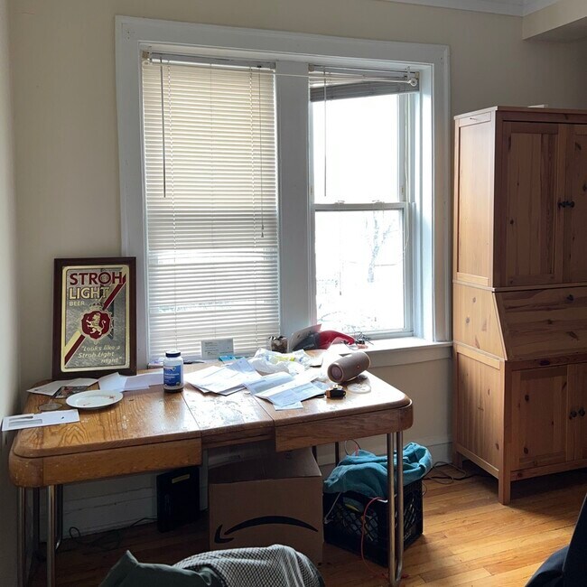 Building Photo - Large Logan Square 1 Bed, Dining Rm, Spaci...