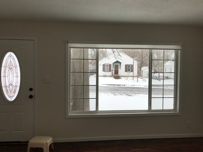 Building Photo - 2 bedroom/1 bathroom single family home!