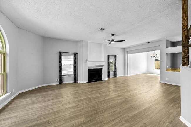 Building Photo - Spacious 4-Bedroom Rental in Autumn Ridge ...