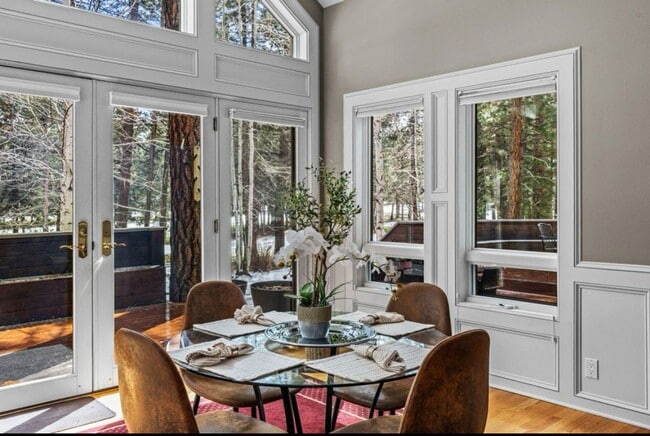 Building Photo - Gorgeous Single Level Luxury Home with 3-C...