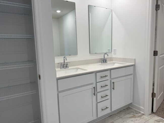 Building Photo - Stunning New Construction Home - Modern Lu...